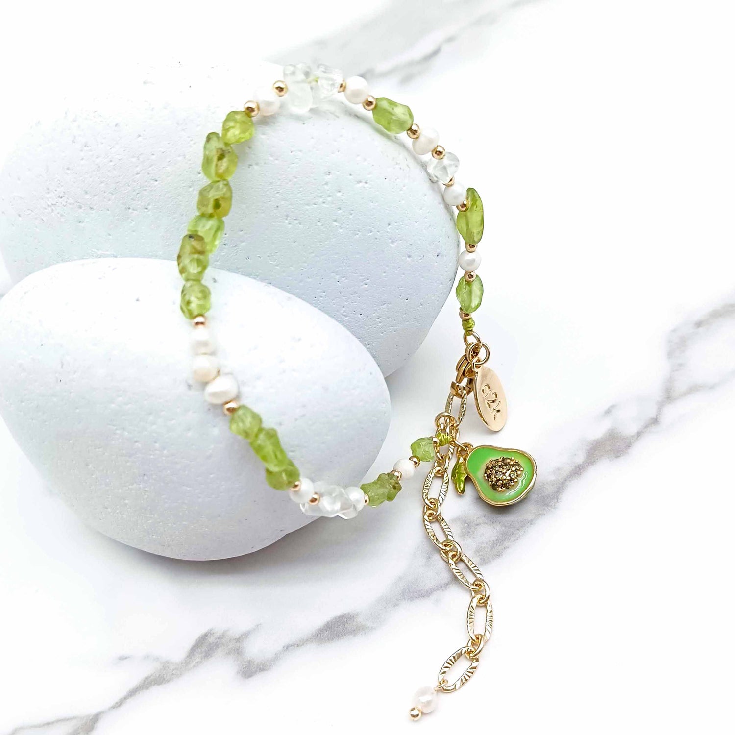 Avocado Charm Beaded Bracelet – Peridot, Freshwater Pearl & Crystal | Gold-Plated